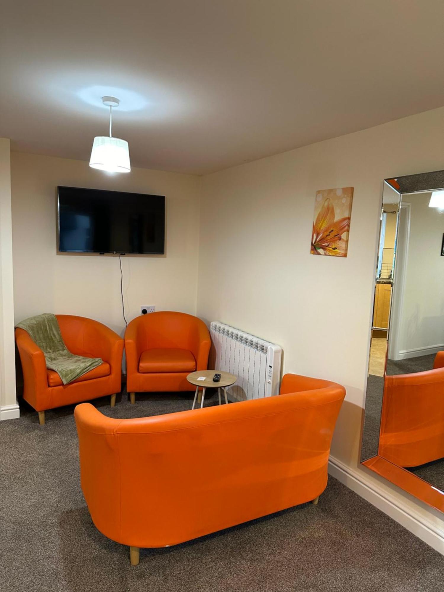 شقة Orange Lilly In Stroud With Free Parking المظهر الخارجي الصورة