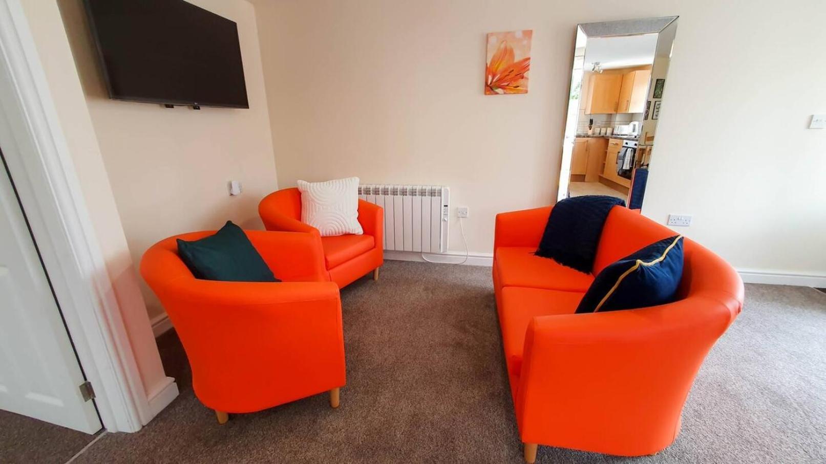 شقة Orange Lilly In Stroud With Free Parking المظهر الخارجي الصورة